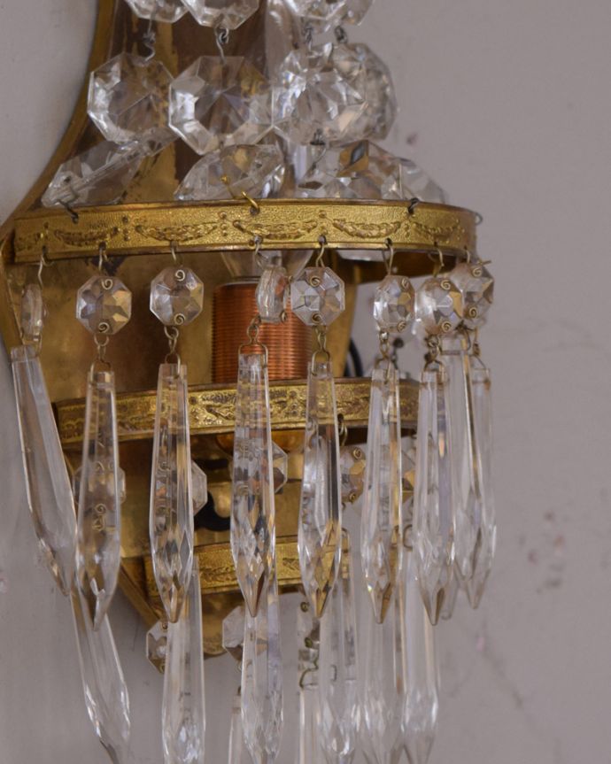 壁付けブラケット　照明・ライティング　フランスのアンティークウォールシャンデリア（壁付け照明）（Ｅ17シャンデリア球付）。アンティークのため、ガラスには写真に映らない多少の欠け・傷がある場合がありますが、使用上問題はありませんので、ご了承下さい。(d-1445-z)