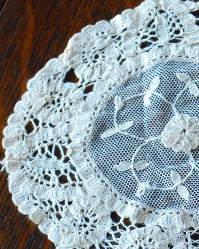 ミルクピッチャー アンティーク雑貨 とっても繊細なデザインにうっとり、可愛いアンティークドイリーレース。ハンドメイドの繊細さとあたたかさがあります。(d-1452-z)