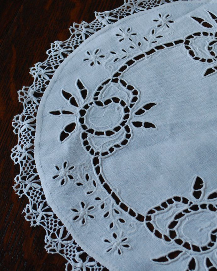 ミルクピッチャー　アンティーク雑貨　フランス輸入の雑貨、レース編みのアンティークドイリー。ハンドメイドの繊細さとあたたかさがあります。(d-1459-z)