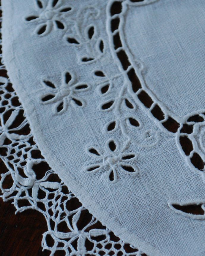 ミルクピッチャー　アンティーク雑貨　フランス輸入の雑貨、レース編みのアンティークドイリー。アンティークのため、多少の汚れやシミがある場合がありますが、使用上問題はありませんので、ご了承下さい。(d-1459-z)