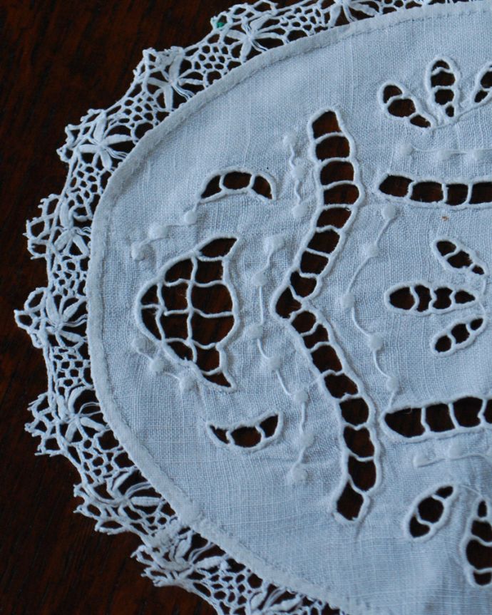 ミルクピッチャー　アンティーク雑貨　女性らしい刺繍、フランスのアンティーク雑貨ドイリーレース。ハンドメイドの繊細さとあたたかさがあります。(d-1460-z)