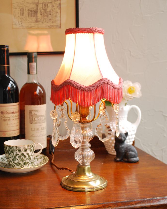 スタンドライト 照明・ライティング フリンジシェード付きのアンティークテーブルシャンデリア(E17丸球付)。ほんのりとした明かりが灯るので、リラックスするのに最適な照明です。(d-1461-z)