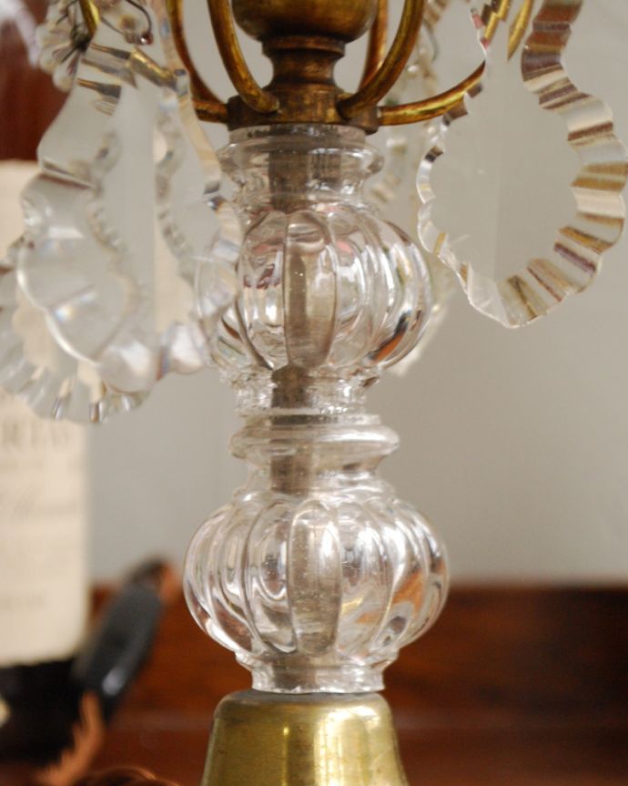 スタンドライト 照明・ライティング フリンジシェード付きのアンティークテーブルシャンデリア(E17丸球付)。支柱もガラスアクセサリーが付いているので、明かりを付けるとキラキラ輝きます。(d-1461-z)