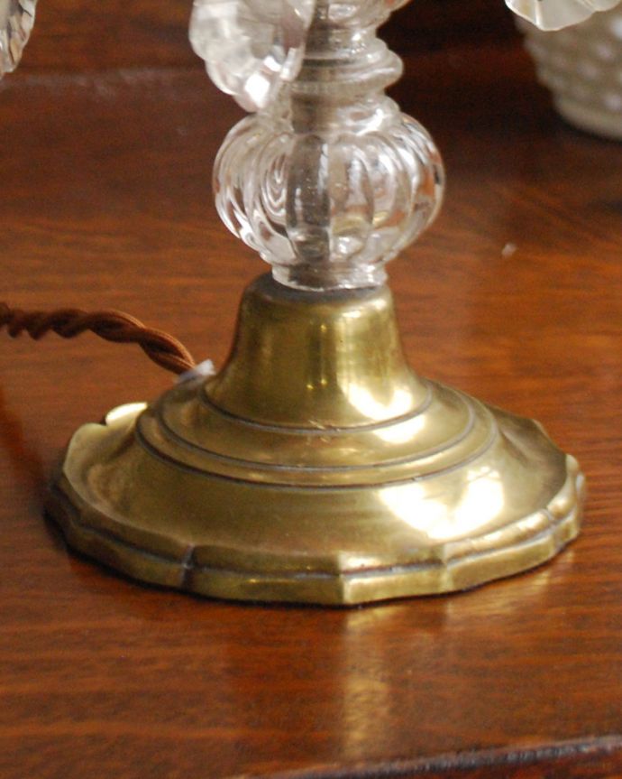 スタンドライト 照明・ライティング フリンジシェード付きのアンティークテーブルシャンデリア(E17丸球付)。しっかりとした安定感があります。(d-1461-z)