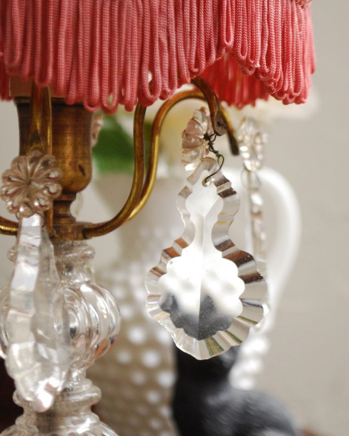 スタンドライト 照明・ライティング フリンジシェード付きのアンティークテーブルシャンデリア(E17丸球付)。アンティークのため、ガラスには写真に映らない多少の欠け・傷がある場合がありますが、使用上問題はありませんので、ご了承下さい。(d-1461-z)