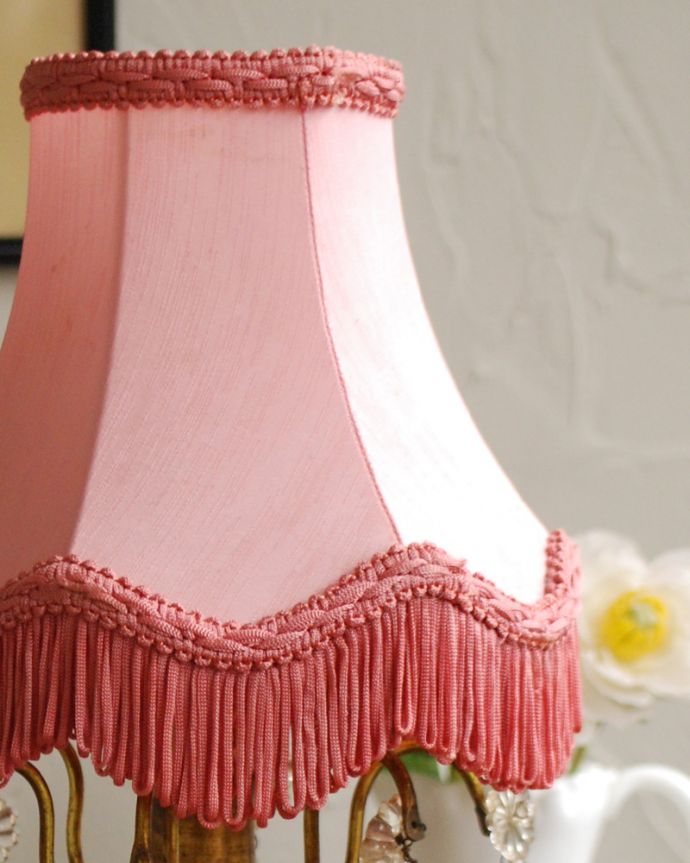 スタンドライト 照明・ライティング フリンジシェード付きのアンティークテーブルシャンデリア(E17丸球付)。たっぷりと付いたフリンジはゴージャス。(d-1461-z)