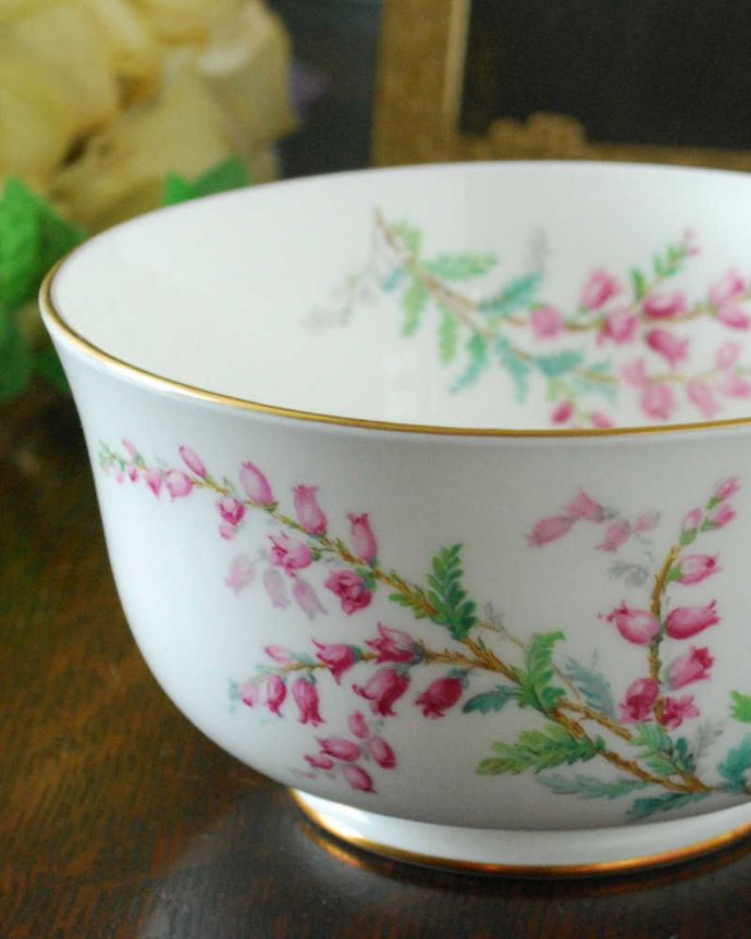 アンティーク 陶磁器の雑貨　アンティーク雑貨　ヒースの花がデザインされたアンティークシュガーポット（Bell Heather）。本物そっくりの色使いで、テーブルを華やかに彩ります。(d-1491-z)