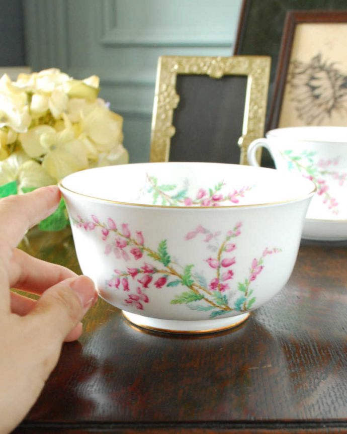 アンティーク 陶磁器の雑貨　アンティーク雑貨　ヒースの花がデザインされたアンティークシュガーポット（Bell Heather）。お花を生けたり、小物を入れたり使いやすいサイズです。(d-1491-z)