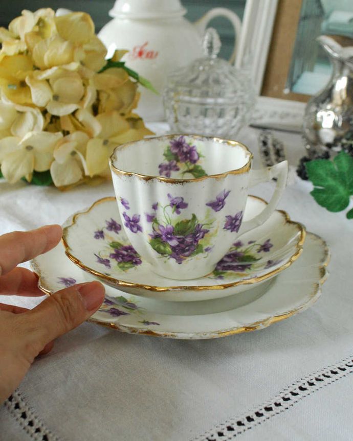 アンティーク 陶磁器の雑貨　アンティーク雑貨　パープルのお花×ゴールドが華やか、アンティークカップ＆ソーサー(トリオ)。お茶の時間をもっと優雅に･･･眺めているだけじゃもったいないので、実用的に使って下さい。(d-1500-z)