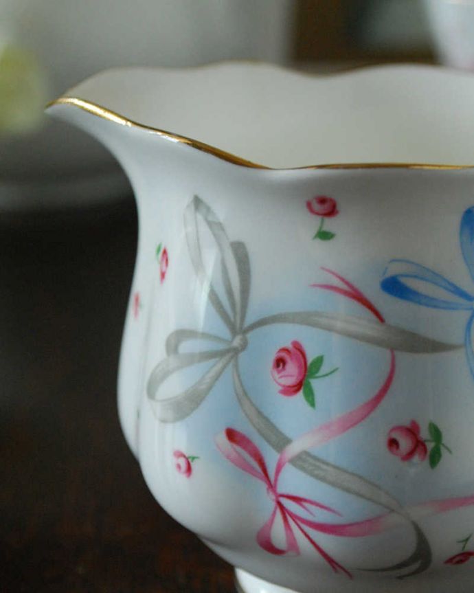 アンティーク 陶磁器の雑貨　アンティーク雑貨　ロイヤルアルバート社（Royal Albert社 ）のリボンモチーフのミルクジャグ。真っ白なボーンチャイナにリボンが華やかで素敵なデザインです。(d-1502-z)