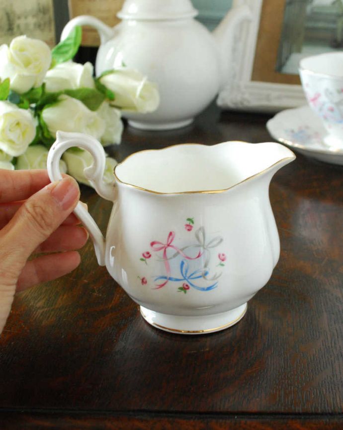 アンティーク 陶磁器の雑貨　アンティーク雑貨　ロイヤルアルバート社（Royal Albert社 ）のリボンモチーフのミルクジャグ。フラワーベースにしても可愛いデザインです。(d-1502-z)