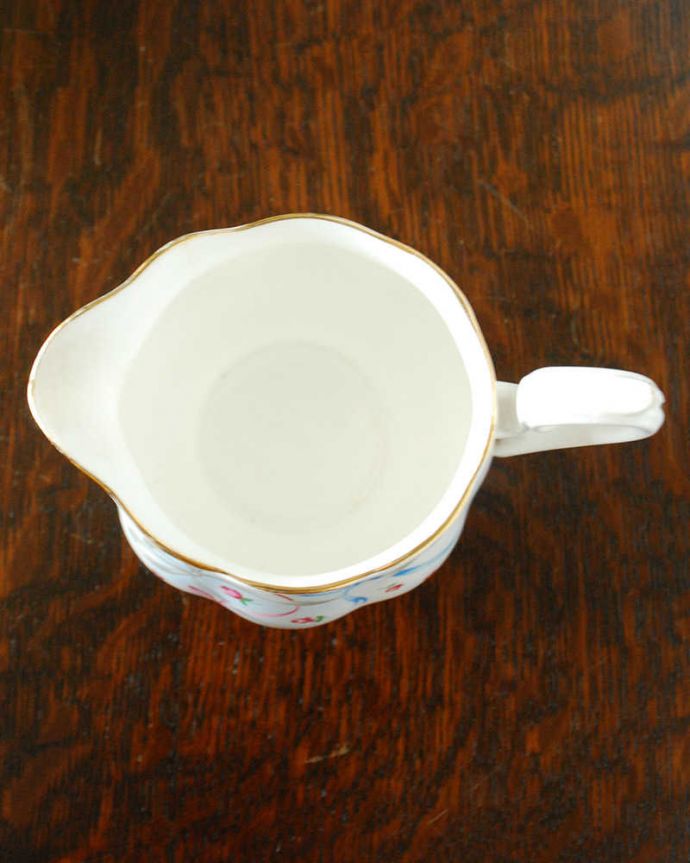 アンティーク 陶磁器の雑貨　アンティーク雑貨　ロイヤルアルバート社（Royal Albert社 ）のリボンモチーフのミルクジャグ。アンティークなので多少のキズ・汚れがある場合があります。(d-1502-z)