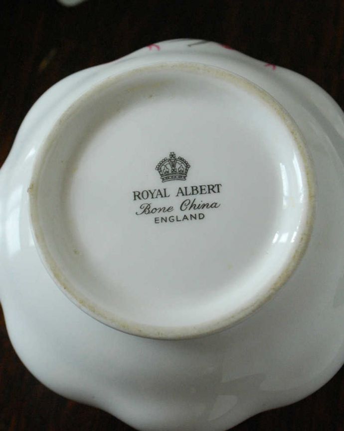 アンティーク 陶磁器の雑貨　アンティーク雑貨　ロイヤルアルバート社（Royal Albert社 ）のリボンモチーフのミルクジャグ。ロゴがプリントされています。(d-1502-z)