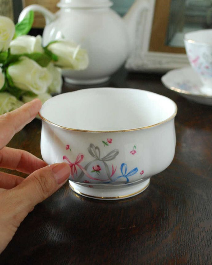 アンティーク 陶磁器の雑貨　アンティーク雑貨　ロイヤルアルバート社（Royal Albert社 ）のリボンモチーフのシュガーボウル。ティータイムを華やかに彩ります。(d-1503-z)
