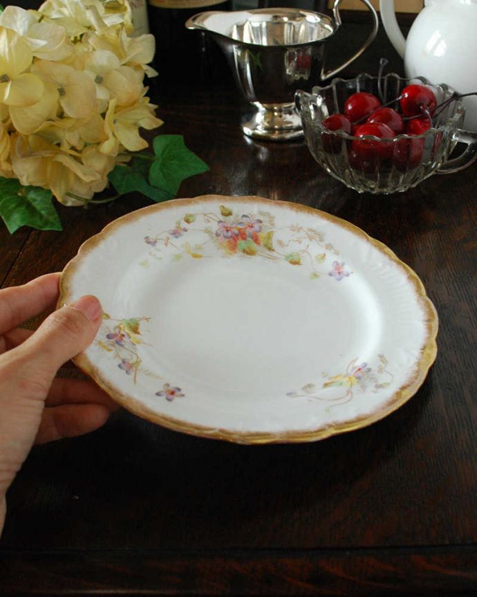 アンティーク 陶磁器の雑貨　アンティーク雑貨　イギリス輸入のお花がプリントされたアンティークプレート（ケーキ皿）。普段使いにもピッタリ！。(d-1509-z)