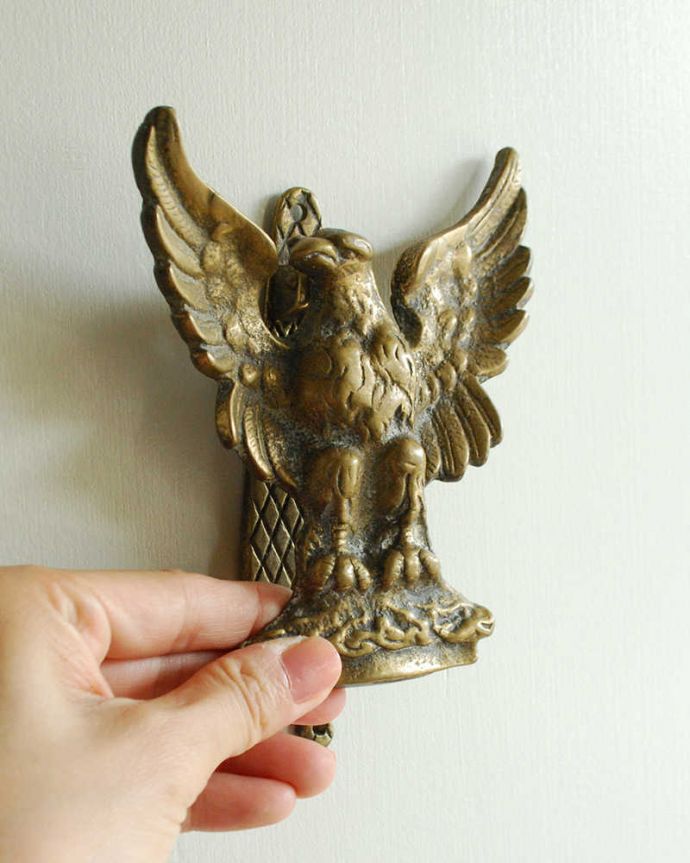 アンティーク 真鍮の雑貨 アンティーク雑貨 英国からのアンティーク雑貨、お洒落な鳥の真鍮ドアノッカー。打ち付けるとコンコンと音が鳴ります。(d-1524-z)