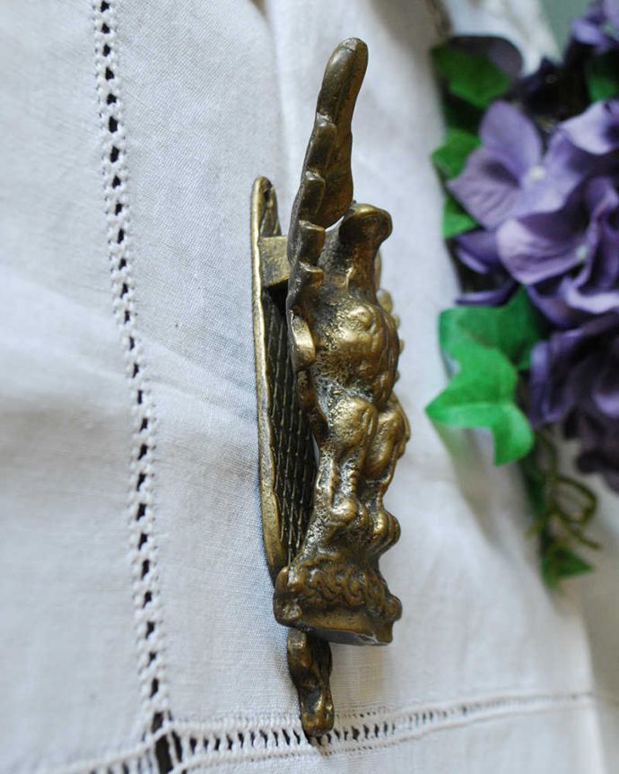 アンティーク 真鍮の雑貨 アンティーク雑貨 英国からのアンティーク雑貨、お洒落な鳥の真鍮ドアノッカー。真鍮製なので、使っていくごとに味わい深い色合いに変化していきます。(d-1524-z)