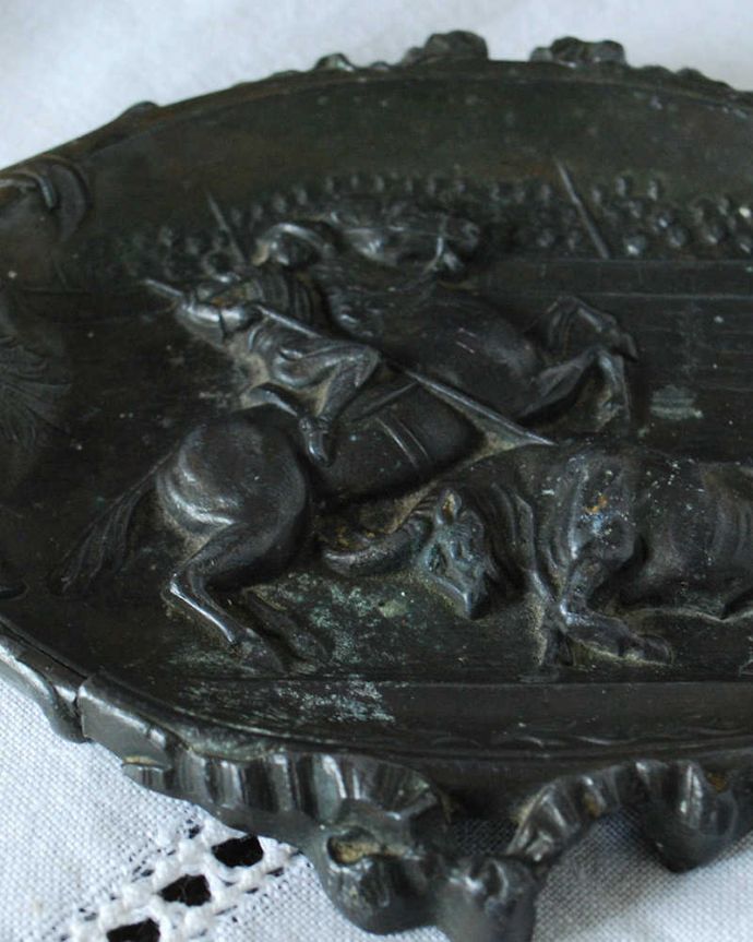 アンティーク 真鍮の雑貨　アンティーク雑貨　イギリスのアンティーク雑貨　すずで作られた騎士のトレー。まるで絵のように再現されていて、職人の技巧が感じられます。(d-1527-z)