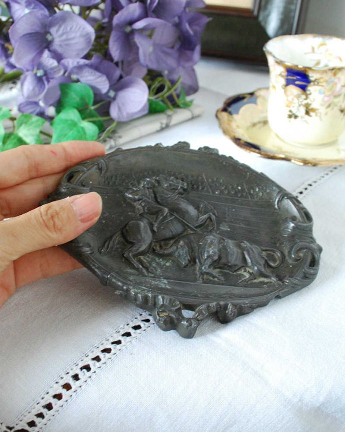 アンティーク 真鍮の雑貨　アンティーク雑貨　イギリスのアンティーク雑貨　すずで作られた騎士のトレー。何を乗せてどこで使おうか考えるとワクワクするアンティークです。(d-1527-z)