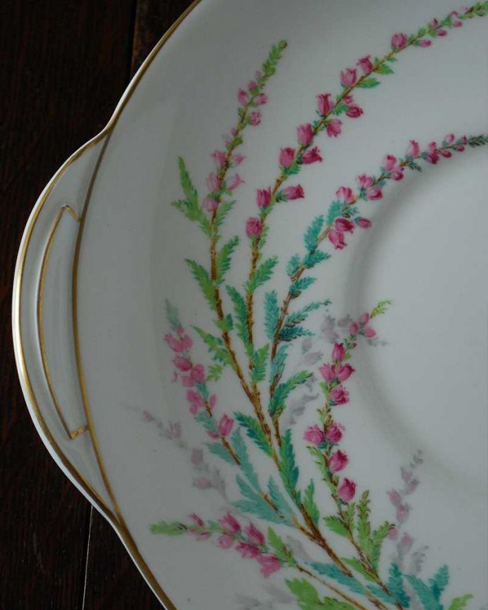 アンティーク 陶磁器の雑貨 アンティーク雑貨 ヒースの花がデザインされたアンティークプレート(大)(Bell Heather)。本物そっくりの色使いで、テーブルを華やかに彩ります。(d-1561-z)