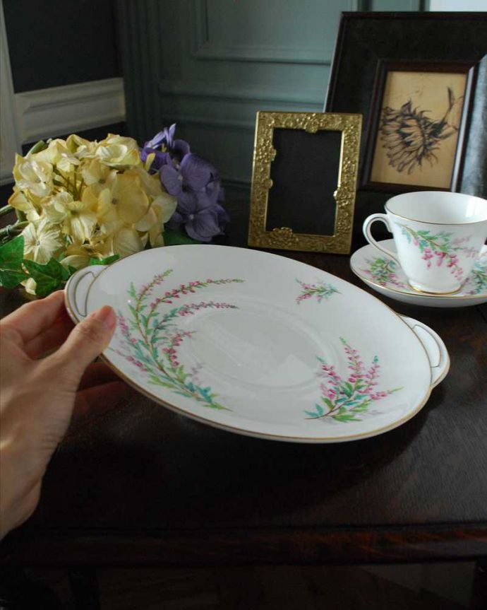 アンティーク 陶磁器の雑貨 アンティーク雑貨 ヒースの花がデザインされたアンティークプレート(大)(Bell Heather)。普段使いにもピッタリ!。(d-1561-z)