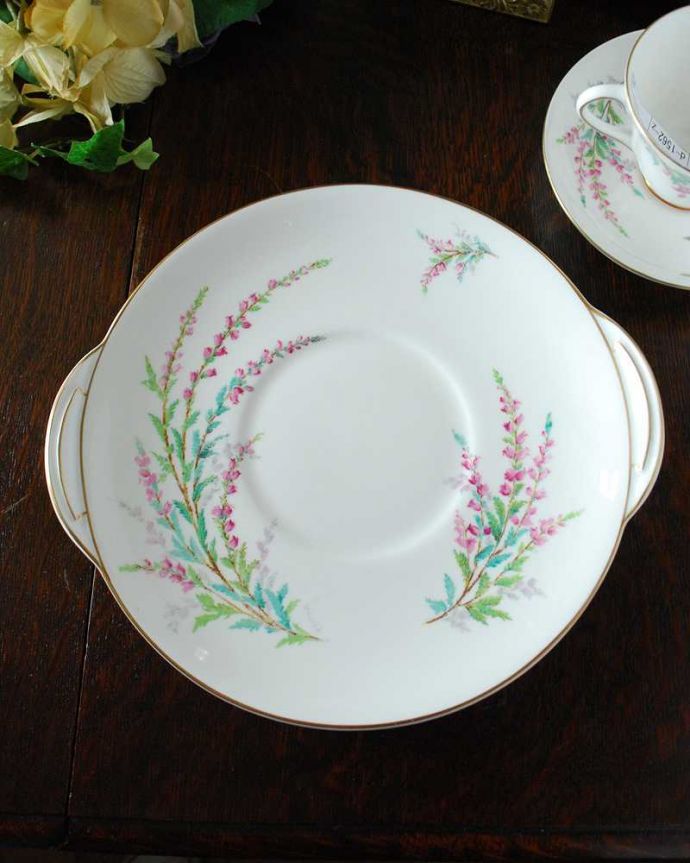 アンティーク 陶磁器の雑貨 アンティーク雑貨 ヒースの花がデザインされたアンティークプレート(大)(Bell Heather)。アンティークなので多少のキズ・汚れがある場合があります。(d-1561-z)