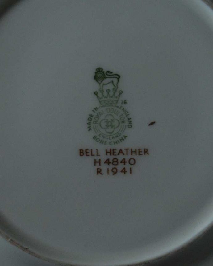 アンティーク 陶磁器の雑貨 アンティーク雑貨 ヒースの花がデザインされたアンティークプレート(大)(Bell Heather)。ロゴがプリントされています。(d-1561-z)