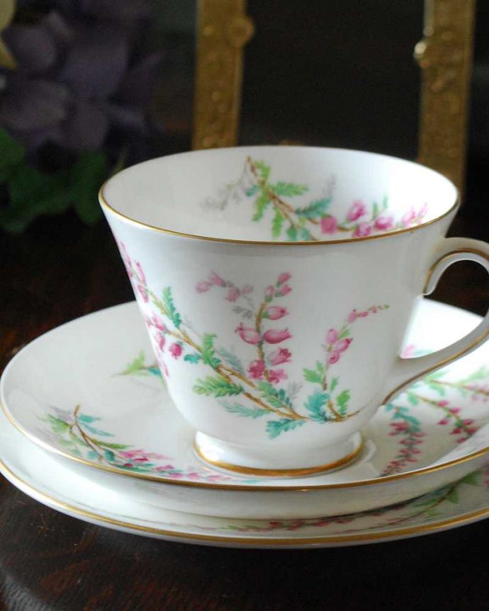 アンティーク 陶磁器の雑貨　アンティーク雑貨　ヒースの花がデザインされたアンティークトリオ（Bell Heather）。飾って使って楽しむ小さなアンティークアンティークでしか手に入れることが出来ない美しい模様のカップ＆ソーサー。(d-1562-z)