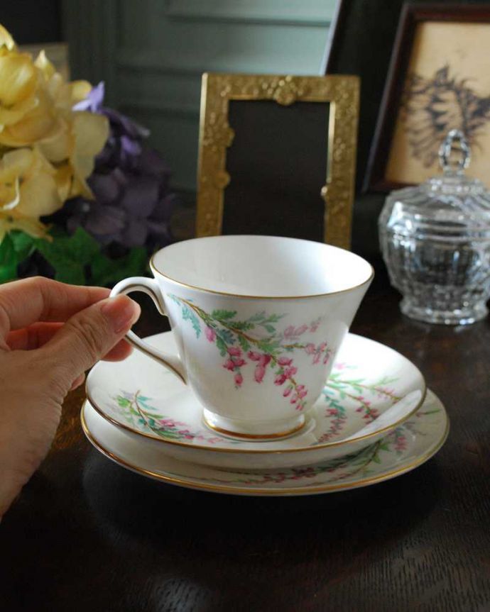 アンティーク 陶磁器の雑貨　アンティーク雑貨　ヒースの花がデザインされたアンティークトリオ（Bell Heather）。お茶の時間をもっと優雅に･･･眺めているだけじゃもったいないので、実用的に使って下さい。(d-1562-z)