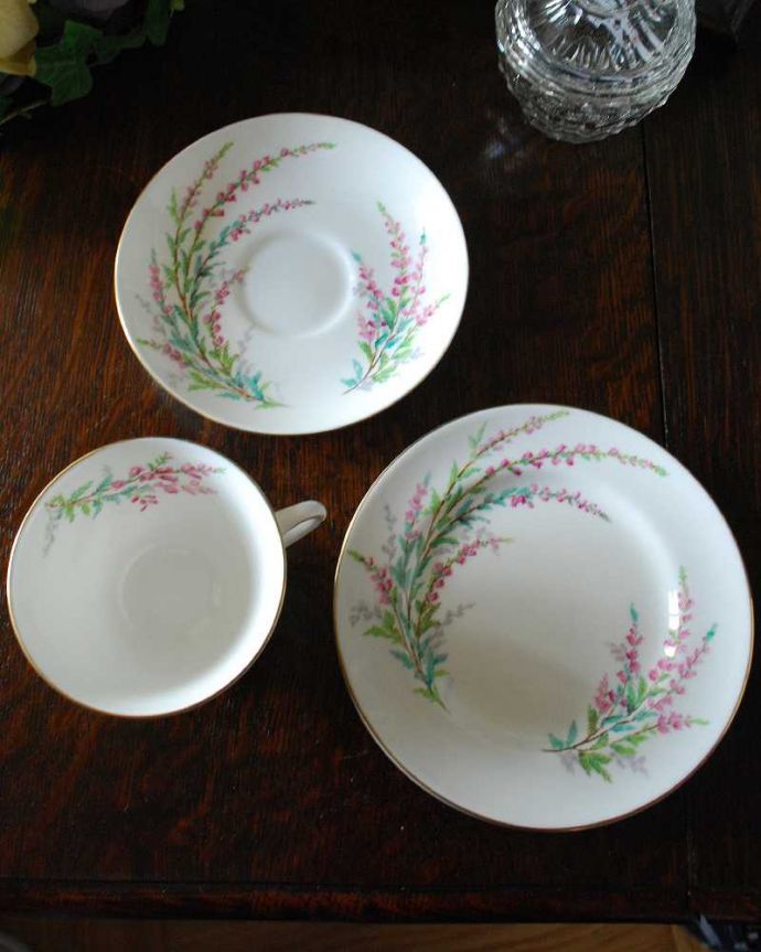 アンティーク 陶磁器の雑貨　アンティーク雑貨　ヒースの花がデザインされたアンティークトリオ（Bell Heather）。アンティークは新品ではありませんので、多少のキズ・汚れがある場合があります。(d-1562-z)