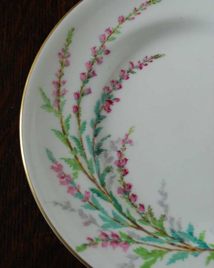アンティーク 陶磁器の雑貨　アンティーク雑貨　ヒースの花がデザインされたアンティークプレート（Bell Heather）。本物そっくりの色使いで、テーブルを華やかに彩ります。(d-1563-z)