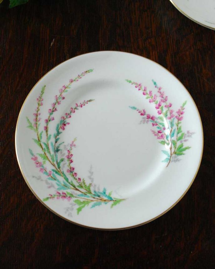 アンティーク 陶磁器の雑貨　アンティーク雑貨　ヒースの花がデザインされたアンティークプレート（Bell Heather）。アンティークなので多少のキズ・汚れがある場合があります。(d-1563-z)