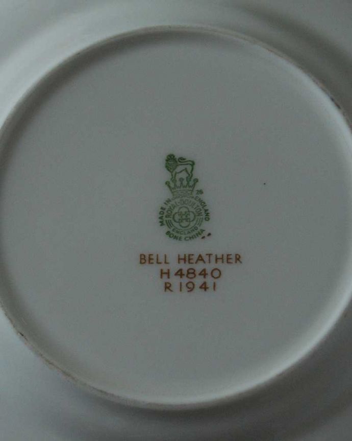 アンティーク 陶磁器の雑貨　アンティーク雑貨　ヒースの花がデザインされたアンティークプレート（Bell Heather）。ロゴがプリントされています。(d-1563-z)