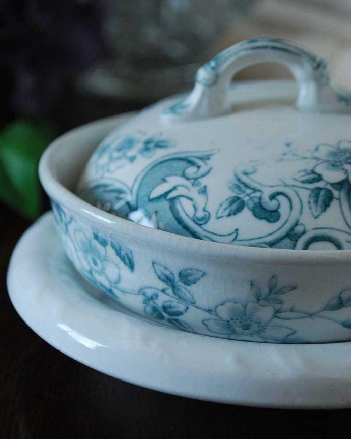 アンティーク 陶磁器の雑貨 アンティーク雑貨 高級感のあるさりげない美しさ、イギリス輸入のアンティークソープディッシュ。水切りとソーサーに分かれているので、使いやすいですね。(d-1570-z)