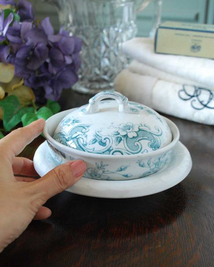 アンティーク 陶磁器の雑貨 アンティーク雑貨 高級感のあるさりげない美しさ、イギリス輸入のアンティークソープディッシュ。アンティークならではの風合いにうっとり。(d-1570-z)