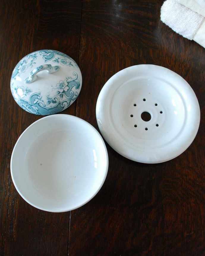 アンティーク 陶磁器の雑貨 アンティーク雑貨 高級感のあるさりげない美しさ、イギリス輸入のアンティークソープディッシュ。アンティークなので多少のキズ・汚れがある場合があります。(d-1570-z)