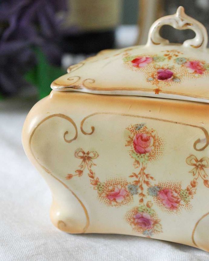 アンティーク 陶磁器の雑貨 アンティーク雑貨 お花模様が上品なクラウンデボン、アンティークのふた付ケース(ドレッシングセット・アクセサリーボックス)。ハンドペイントで描かれたお花がロマンチックです。(d-1575-z)