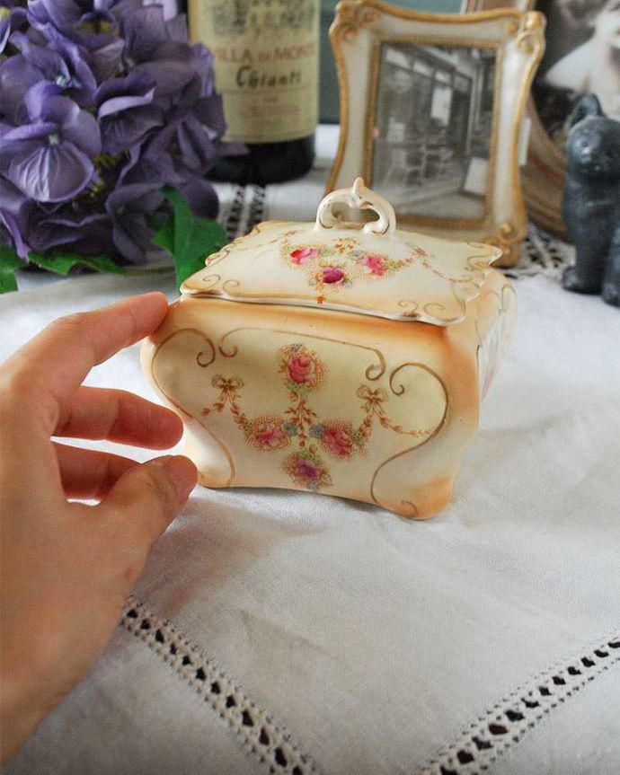 アンティーク 陶磁器の雑貨 アンティーク雑貨 お花模様が上品なクラウンデボン、アンティークのふた付ケース(ドレッシングセット・アクセサリーボックス)。飾るだけで絵になる美しさです。(d-1575-z)