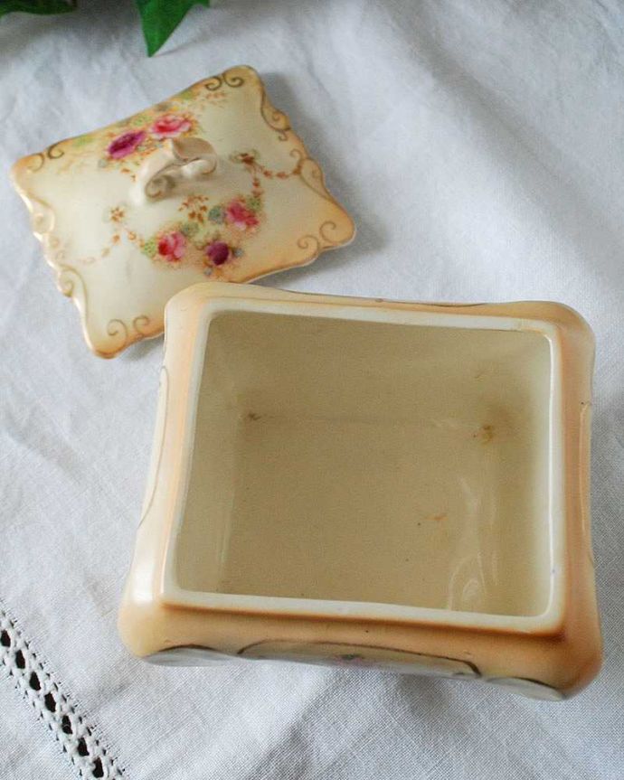 アンティーク 陶磁器の雑貨 アンティーク雑貨 お花模様が上品なクラウンデボン、アンティークのふた付ケース(ドレッシングセット・アクセサリーボックス)。アンティークなので多少のキズ・汚れがある場合があります。(d-1575-z)