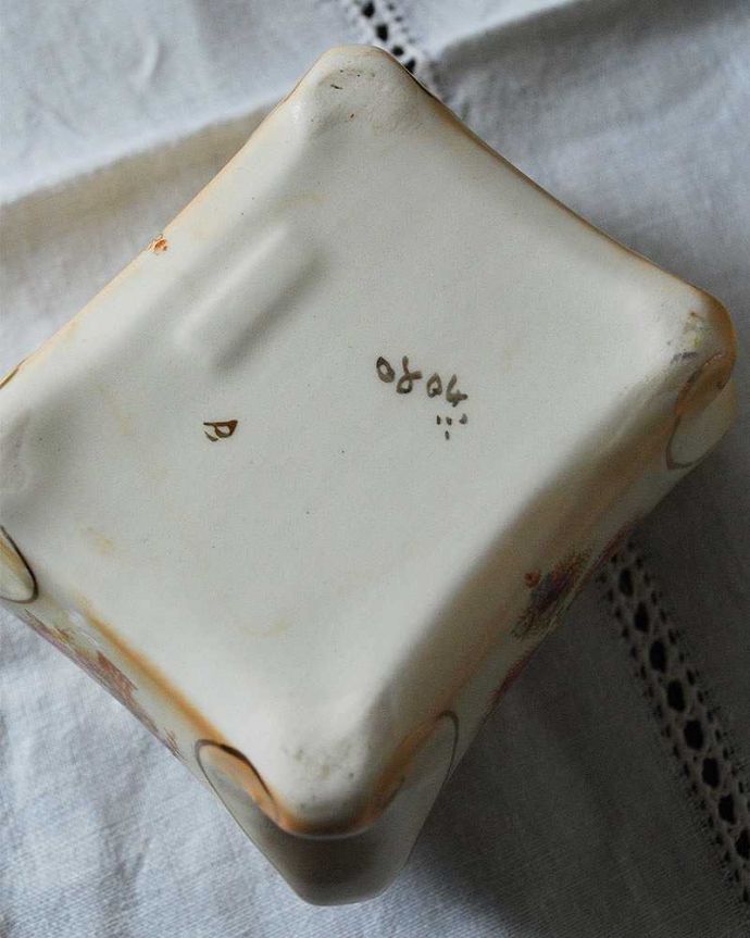 アンティーク 陶磁器の雑貨 アンティーク雑貨 お花模様が上品なクラウンデボン、アンティークのふた付ケース(ドレッシングセット・アクセサリーボックス)。ロゴがプリントされています。(d-1575-z)