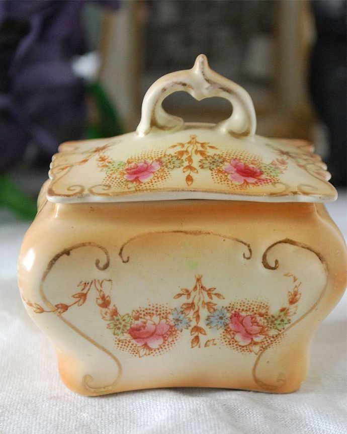 アンティーク 陶磁器の雑貨 アンティーク雑貨 お花模様が上品なクラウンデボン、アンティークのふた付ケース(ドレッシングセット・コットンケース)。ハンドペイントで描かれたお花がロマンチックです。(d-1578-z)