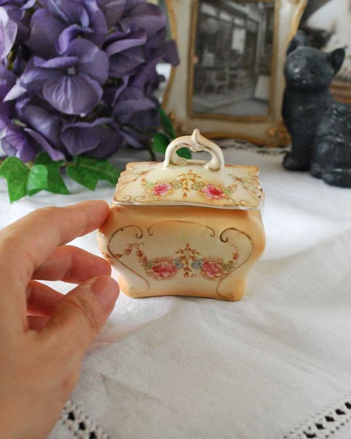 アンティーク 陶磁器の雑貨 アンティーク雑貨 お花模様が上品なクラウンデボン、アンティークのふた付ケース(ドレッシングセット・コットンケース)。飾るだけで絵になる美しさです。(d-1578-z)