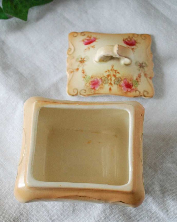 アンティーク 陶磁器の雑貨 アンティーク雑貨 お花模様が上品なクラウンデボン、アンティークのふた付ケース(ドレッシングセット・コットンケース)。アンティークなので多少のキズ・汚れがある場合があります。(d-1578-z)