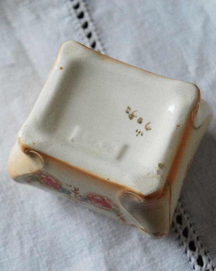 アンティーク 陶磁器の雑貨 アンティーク雑貨 お花模様が上品なクラウンデボン、アンティークのふた付ケース(ドレッシングセット・コットンケース)。ロゴがプリントされています。(d-1578-z)