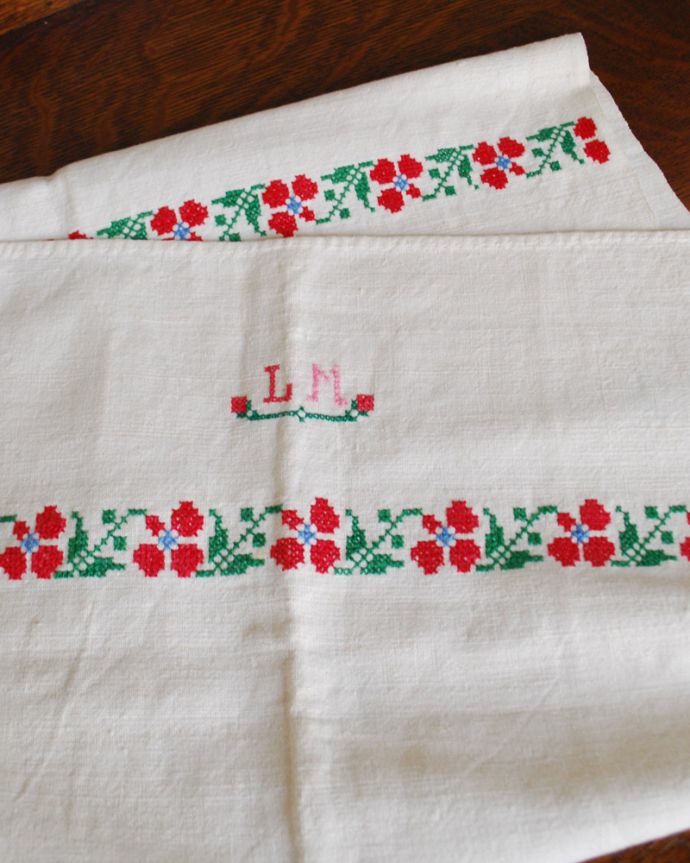 アンティーク 布製の雑貨 アンティーク雑貨 赤いお花が可愛いアンティーク リネンクロス。長さがあるので、キッチンの目隠しや、チェストやドレッサーの埃よけなど、可愛い刺繍を生かした使い道がたくさん!。(d-684)