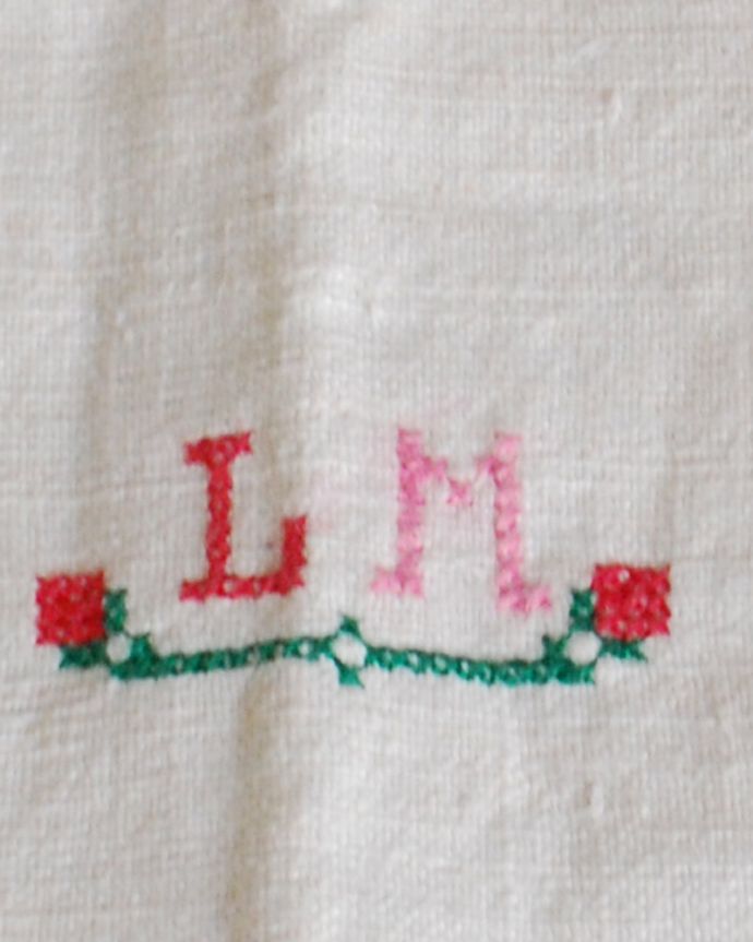 アンティーク 布製の雑貨 アンティーク雑貨 赤いお花が可愛いアンティーク リネンクロス。イニシャルの刺繍入りです。(d-684)