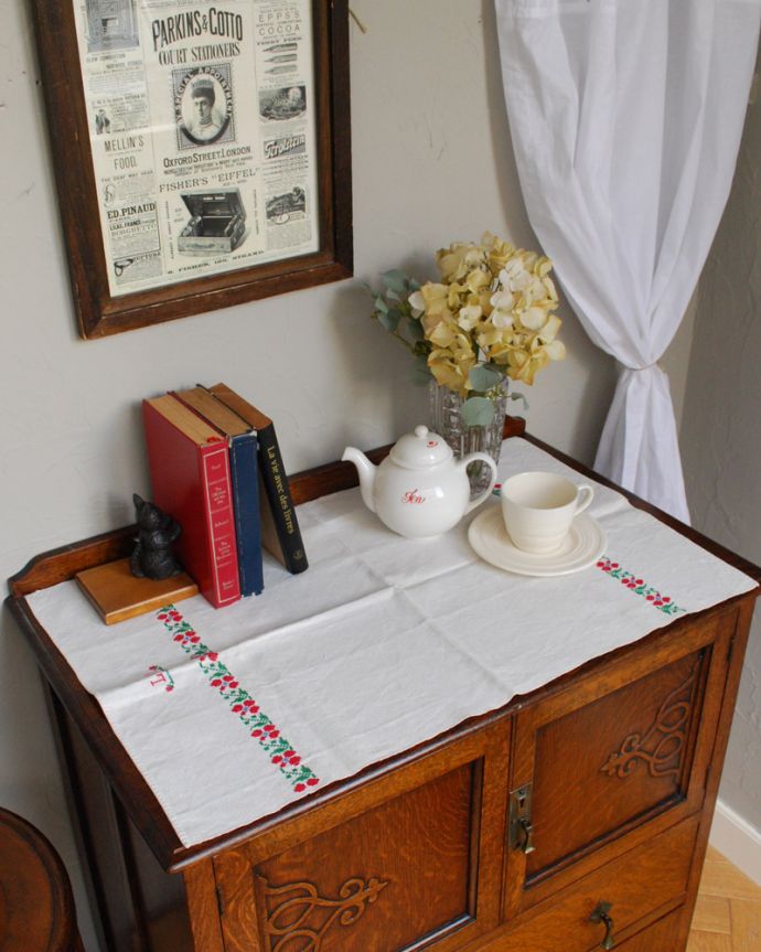 アンティーク 布製の雑貨 アンティーク雑貨 赤いお花が可愛いアンティーク リネンクロス。部屋にあるだけで素敵なインテリアになります。(d-684)