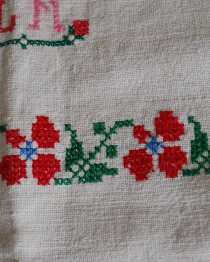 アンティーク 布製の雑貨 アンティーク雑貨 赤いお花が可愛いアンティーク リネンクロス。可愛らしい赤いお花が描かれていて見ていても楽しめます。(d-684)