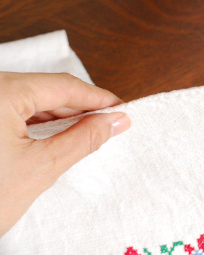 アンティーク 布製の雑貨 アンティーク雑貨 赤いお花が可愛いアンティーク リネンクロス。厚みもしっかりしたリネンです。(d-684)