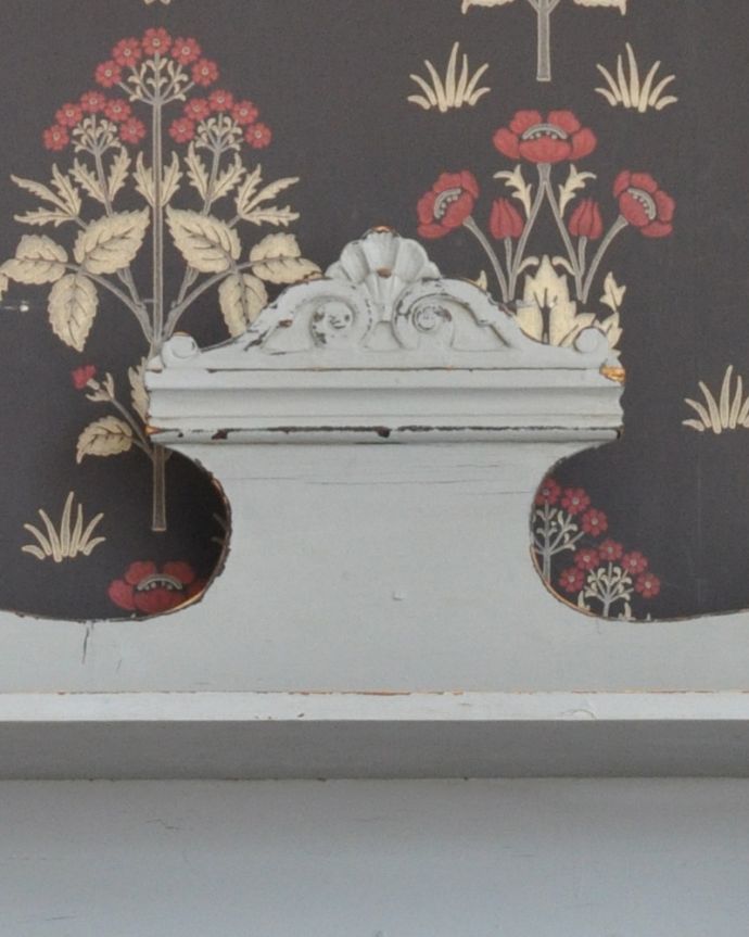 アンティークのキャビネット アンティーク家具 フランスのアンティーク家具、大人っぽいグレーカラーのドレッサー。一番トップの真ん中には丸いカッティングが施されています。(d-712-f-1)